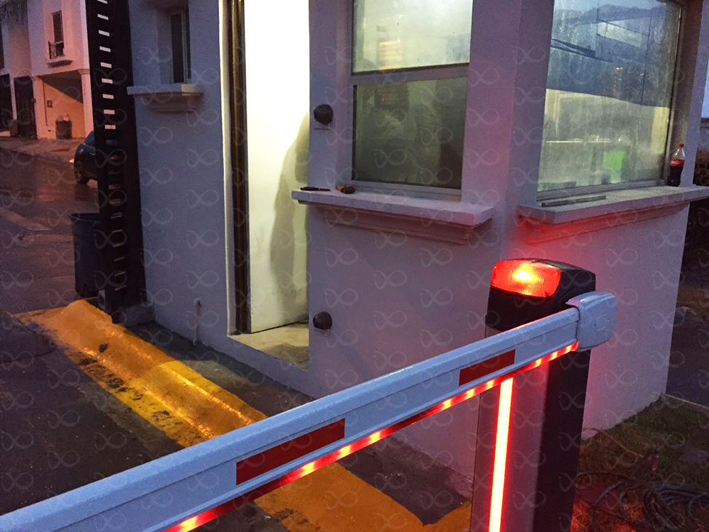 Barrera Vehicular de 3 metros para uso intensivo. Incluye brazo de 3 metros con iluminación led y dos controles remotos./Redes, Cableado estructurado y Equipos especiales/Desarrollo de Soluciones Llave en Mano