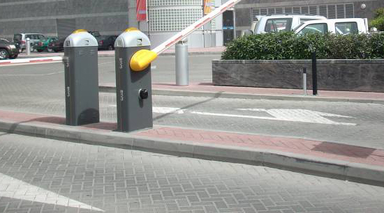 barreras vehiculares marca came en entrada de estacionamiento