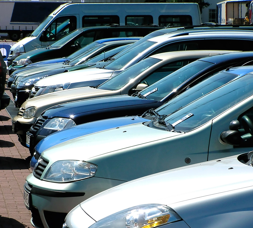 vehículos en estacionamiento de pago